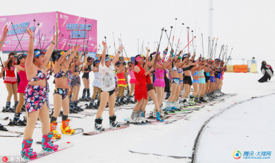 ����ľ�R�z�I֮·��ѩ��(ji��)�_(k��i)Ļ �Ȼ���Ů�����߅��