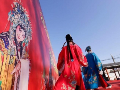 �ӱ���ɽ:�͑����l(xi��ng)�ݳ�æ